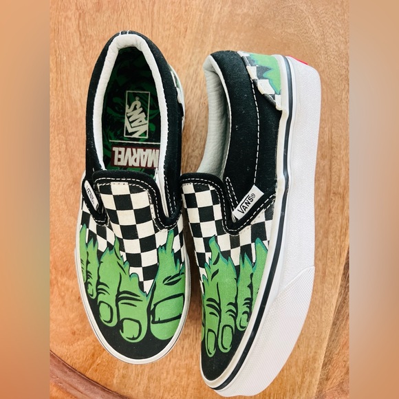 Vans Slip-On colab Marvel Hulk kids shoes size 1.5 - Picture 1 of 8